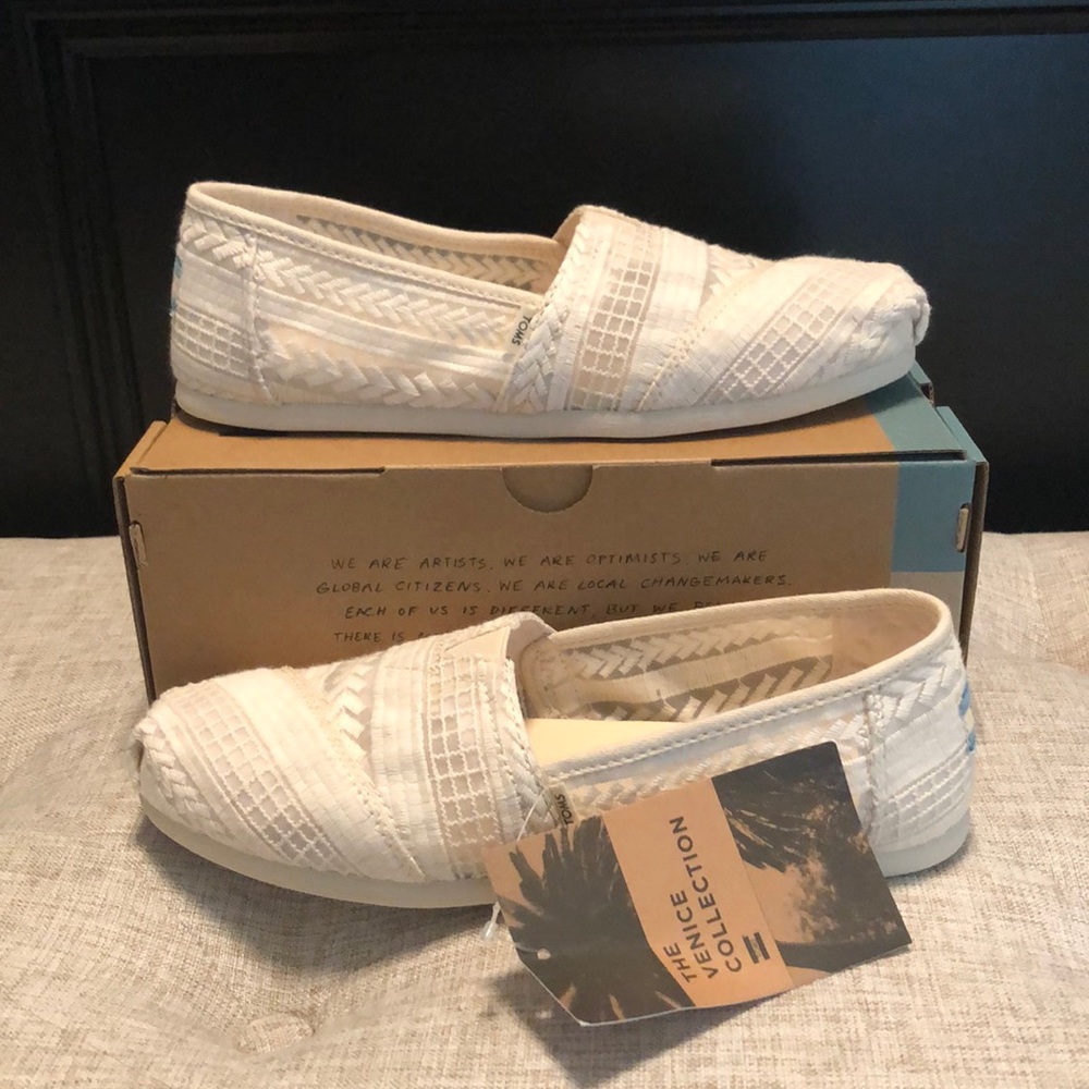 New - TOMS Arrow Embroidered Mesh